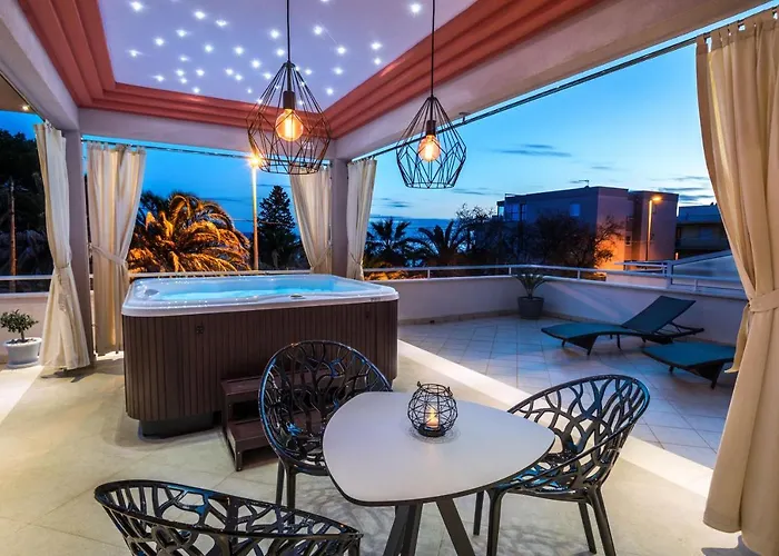 Family With Huge Terrace And Hot Tub - Franka 斯普利特