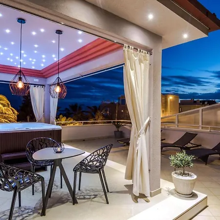 Family With Huge Terrace And Hot Tub - Franka Apartment