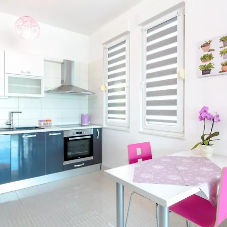 Family With Huge Terrace And Hot Tub - Franka Apartment