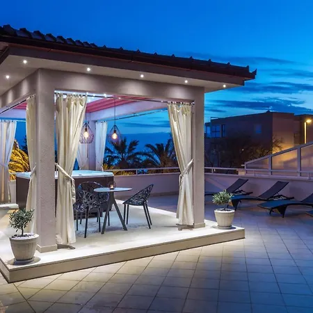 Family With Huge Terrace And Hot Tub - Franka Apartment