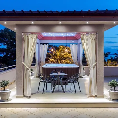Διαμέρισμα Family With Huge Terrace And Hot Tub - Franka *