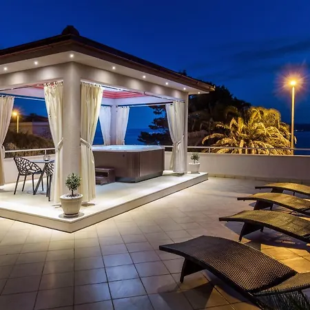 Family With Huge Terrace And Hot Tub - Franka Apartment